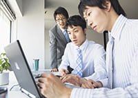 相談しながら帳簿を確認